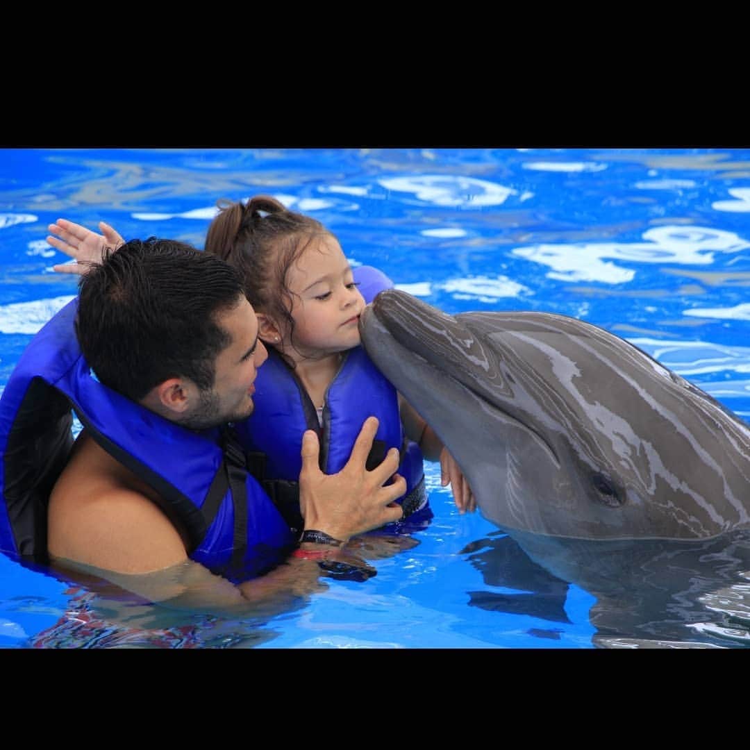 イヴァン・ガルシアのインスタグラム：「Los mejores momentos de la vida los paso con ustedes @paolaespinosaof, ser #papadeivana es lo mejor que me pudo pasar...... ❤️ #nadocondelfines 🐬🐬」
