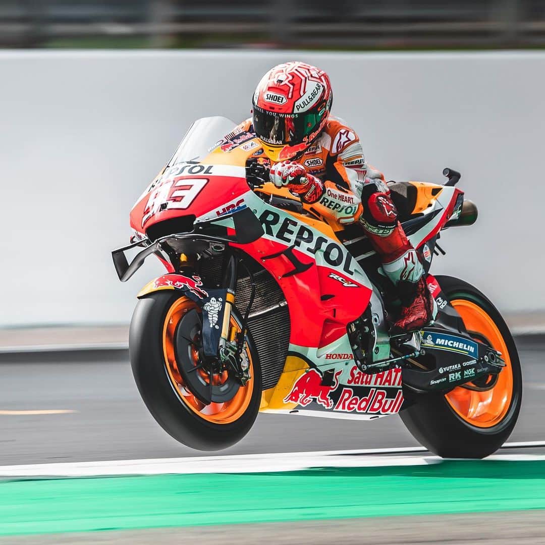レプソル・ホンダのインスタグラム：「Little bit of #wheeliewednesday action 👌」