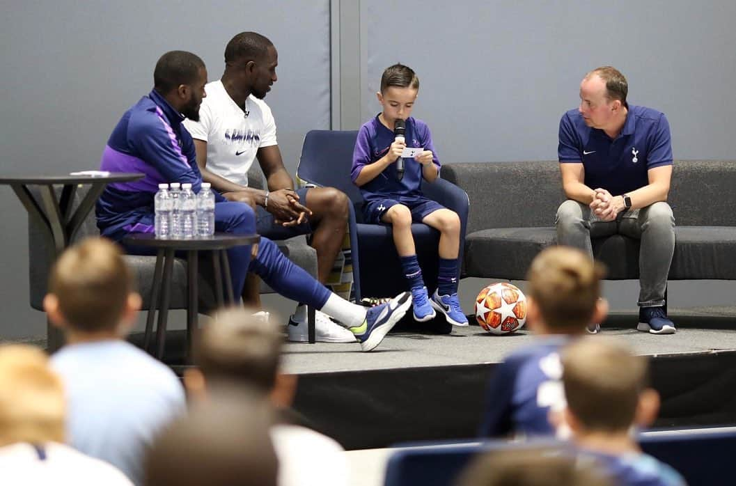 ムサ・シソコさんのインスタグラム写真 - (ムサ・シソコInstagram)「Nice moment with our young fans 🙌🏿 #COYS #MS17」8月29日 1時40分 - moussasissokoofficiel