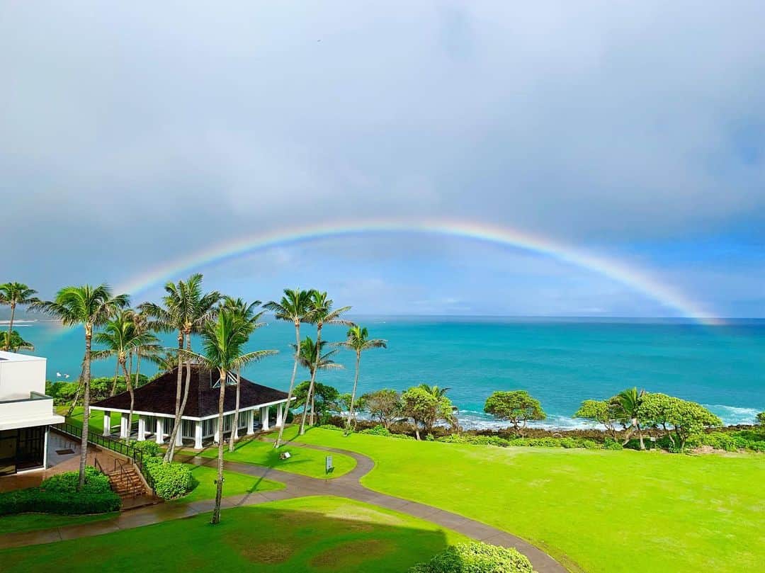 リア・ミシェルさんのインスタグラム写真 - (リア・ミシェルInstagram)「I walked on to my deck outside my room in Hawaii the other morning and saw this beauty right in front of me. It made my day. Hawaii you are so beautiful. 🌈🌴✨」8月29日 1時43分 - leamichele