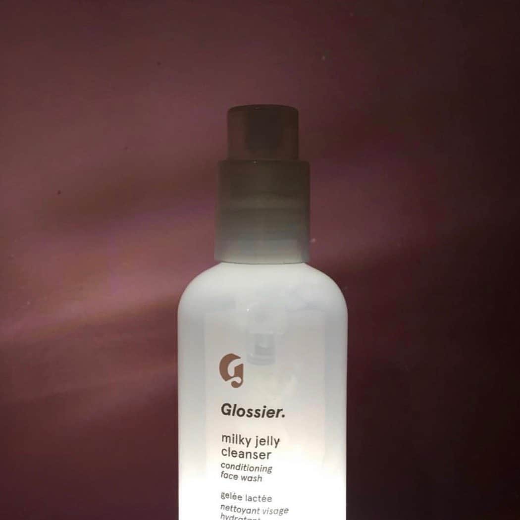 Glossierさんのインスタグラム写真 - (GlossierInstagram)「Milky Jelly Cleanser—the kind of face wash you’ll want to go to sleep with at night AND wake up to in the morning. Massage directly on dry skin to remove non-waterproof makeup 🌙, and use on wet skin to start your day 💦🌤」8月29日 1時46分 - glossier