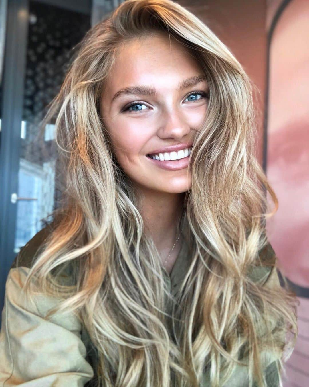 ロミー・ストリドさんのインスタグラム写真 - (ロミー・ストリドInstagram)「A selfie, because it’s been too long 💕」8月29日 1時50分 - romeestrijd