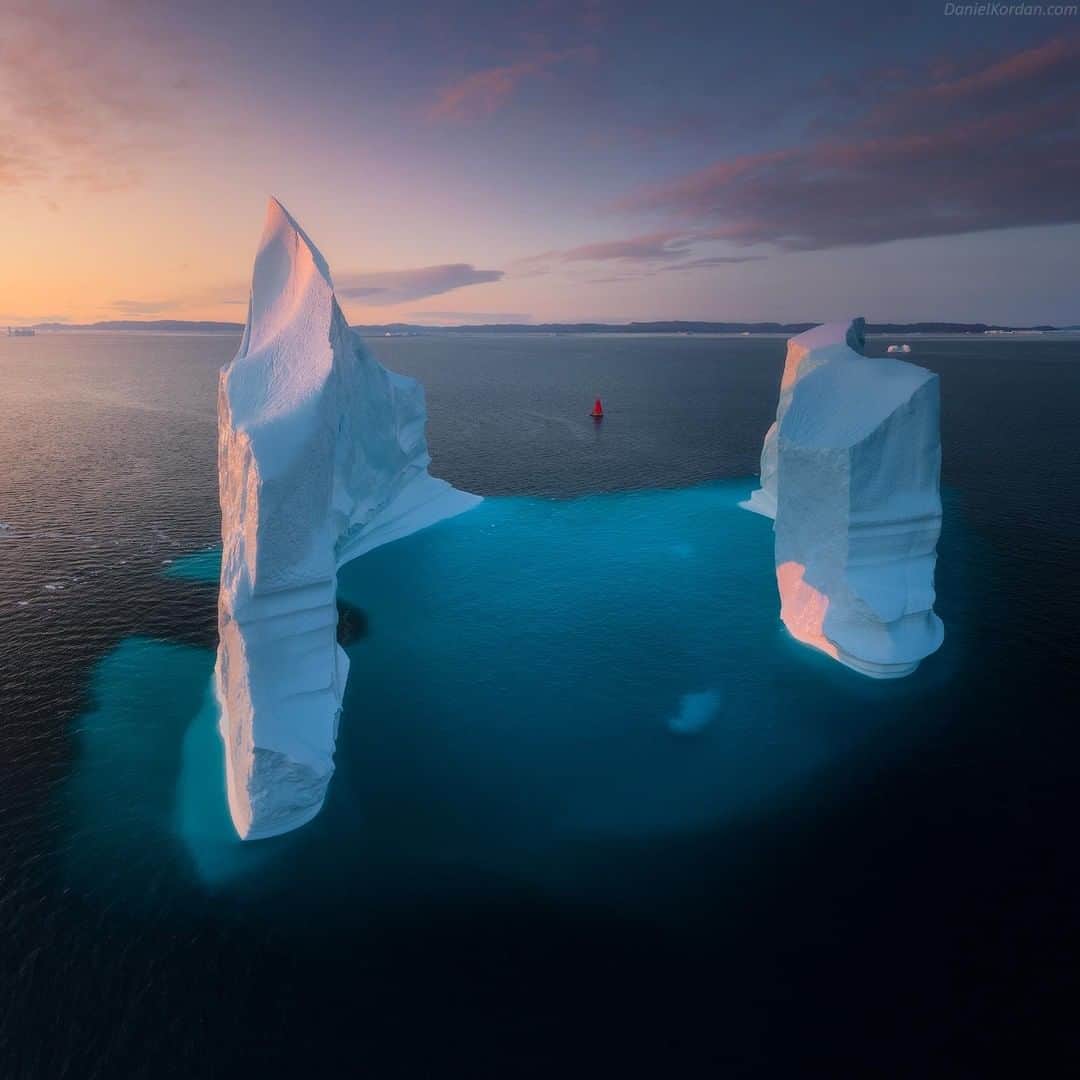 Discoveryさんのインスタグラム写真 - (DiscoveryInstagram)「“Did you notice that this humongous iceberg is connected underwater? Only about 10 percent of an iceberg is visible above the surface.” 📸 + caption by Daniel Kordan (@danielkordan) . . . . #adventure #travel #nature #photography #landscape #love #photooftheday #explore #sky #wanderlust #naturephotography #instagood #sea #beautiful #picoftheday #travelgram #travelphotography  #DiskoBay #Greenland #iceberg」8月29日 2時02分 - discovery