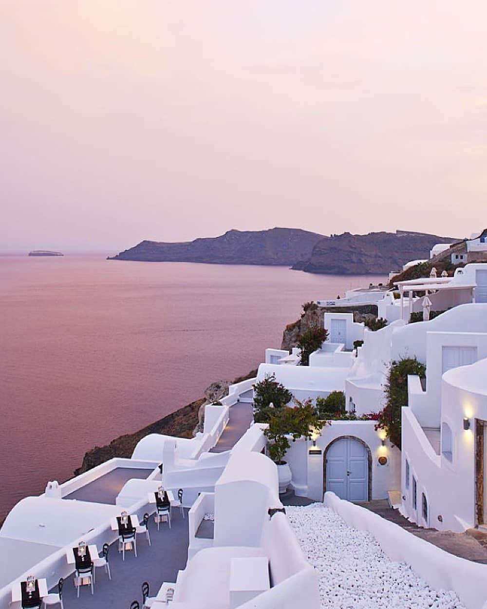のインスタグラム：「You’ll find Canaves Oia Suites in Santorini’s most flocked-to spot, #Oia: famed for its panoramic views of breathtaking scenery, teetering clifftops & vivid sunsets. 🌄 Read more about where to stay in #Greece via our link in bio.  #OrlebarBrown #FeelSummer #OBsAroundTheWorld」