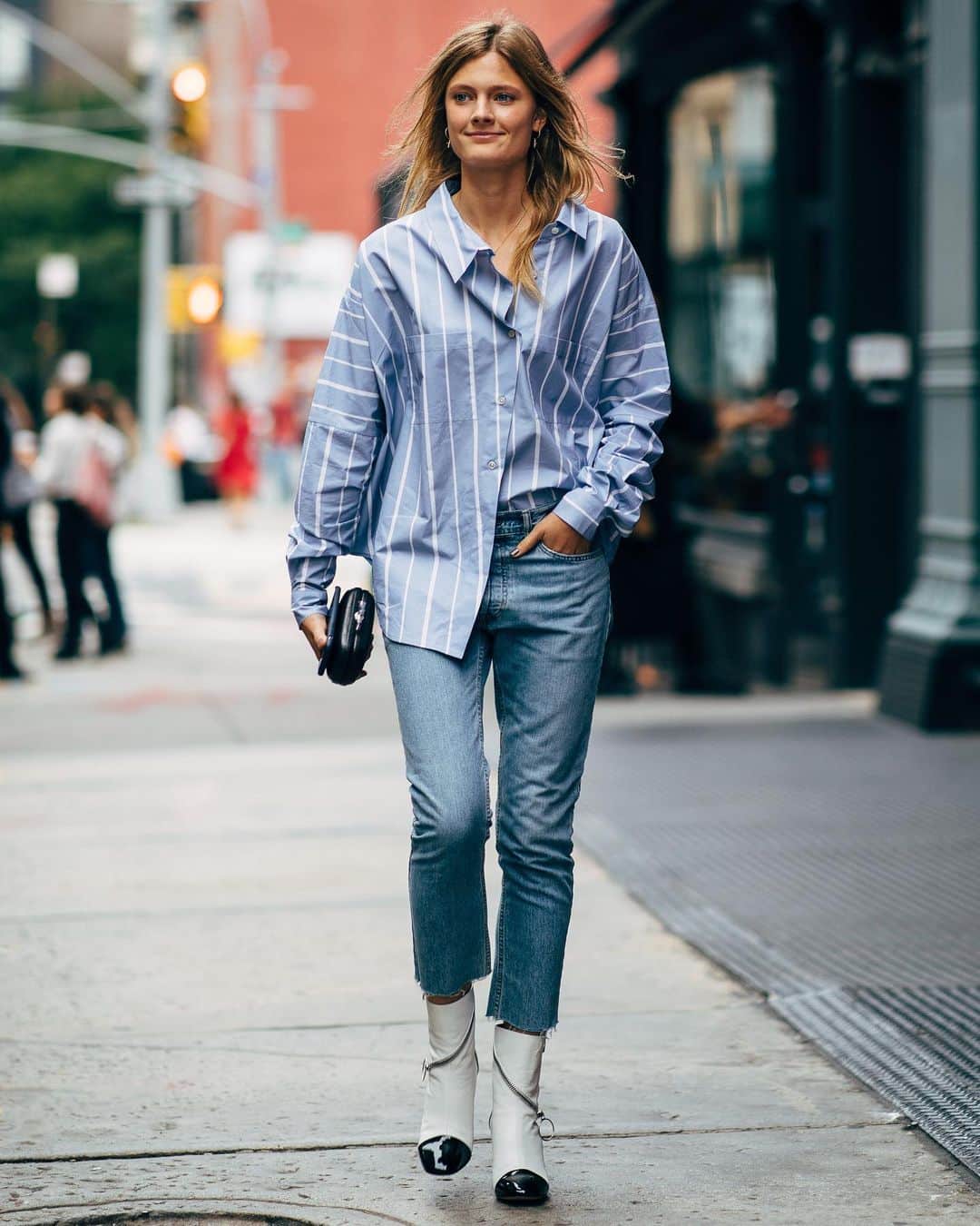PORTER magazineさんのインスタグラム写真 - (PORTER magazineInstagram)「You probably already own the off-duty essential that the street style crowd are obsessed with right now... Click the link in bio for our edit of the best Oxford shirts. 📸: @styledumonde + @gettyimages」8月29日 1時56分 - portermagazine