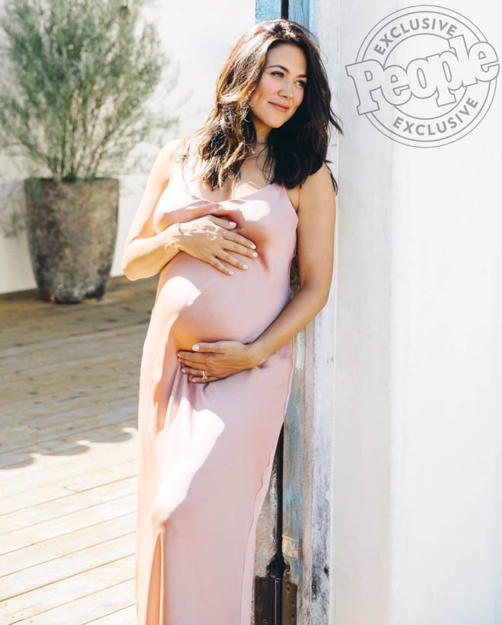 カミーユ・グアティのインスタグラム：「I can’t believe I can finally say “I’m pregnant!” After 5 years of trying, 5 failed IVF cycles my husband and I went with a donor. Our faith carried us through the ups and downs and our belief in God gave us the courage to know the impossible was possible through Him. . I share my story not because I think it's unique, but because I think it's something we don't talk about. I want to inspire women to start speaking out about their fertility challenges.  Lets encourage these conversations, so we can build awareness and advocate for each other and future generations of women. . Thank you @people 💕 for full story link in bio. . 📸 @candida  Hair: @sharissefine @drearellanohair  Makeup:  @denisedmakeup  Art Direction:  @ellmoredesign . #infertility #infertilityawareness #infertilityjourney #donoregg #ivfjourney #ivf #ivfwarrior #strength #loveyourself #believe #people #peoplemagazine #thegooddoctor」