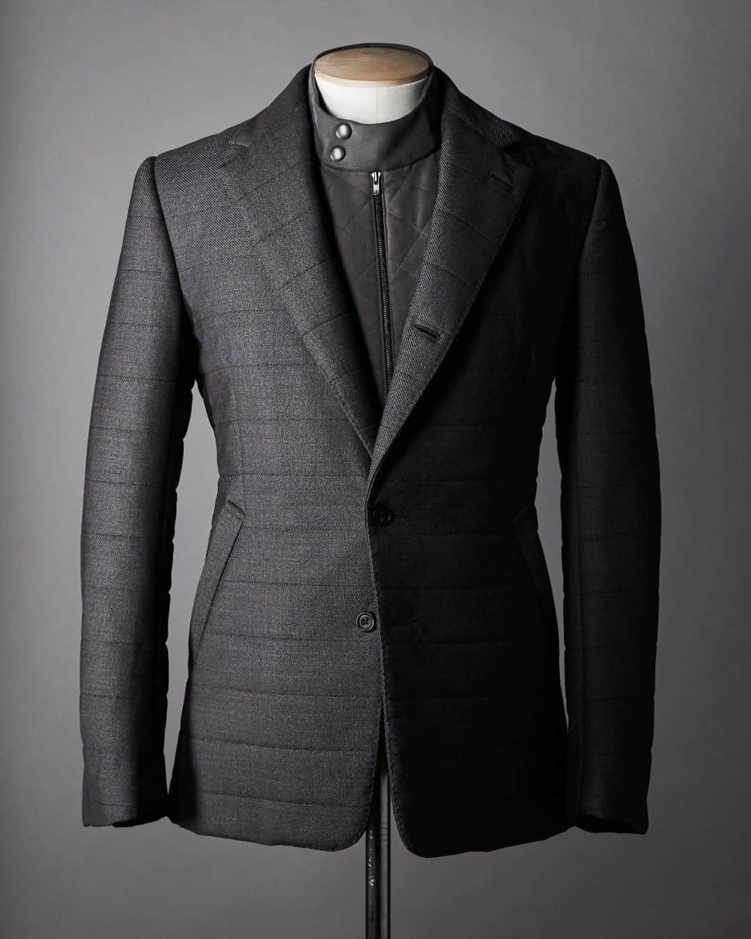 ギーブス&ホークスのインスタグラム：「Bespoke quilted alpine jacket with detachable gilet.  You may have yet to think about your wardrobe for the upcoming ski season, however now is the time if this Bespoke alpine jacket is on your wish list.  Details to follow in subsequent posts  #bespoke #bespoketailoring #gievesandhawkes #skiwear #skiseason #alpinejacket #savilerow #gentlemanstyle #style #handmade #madeinengland」