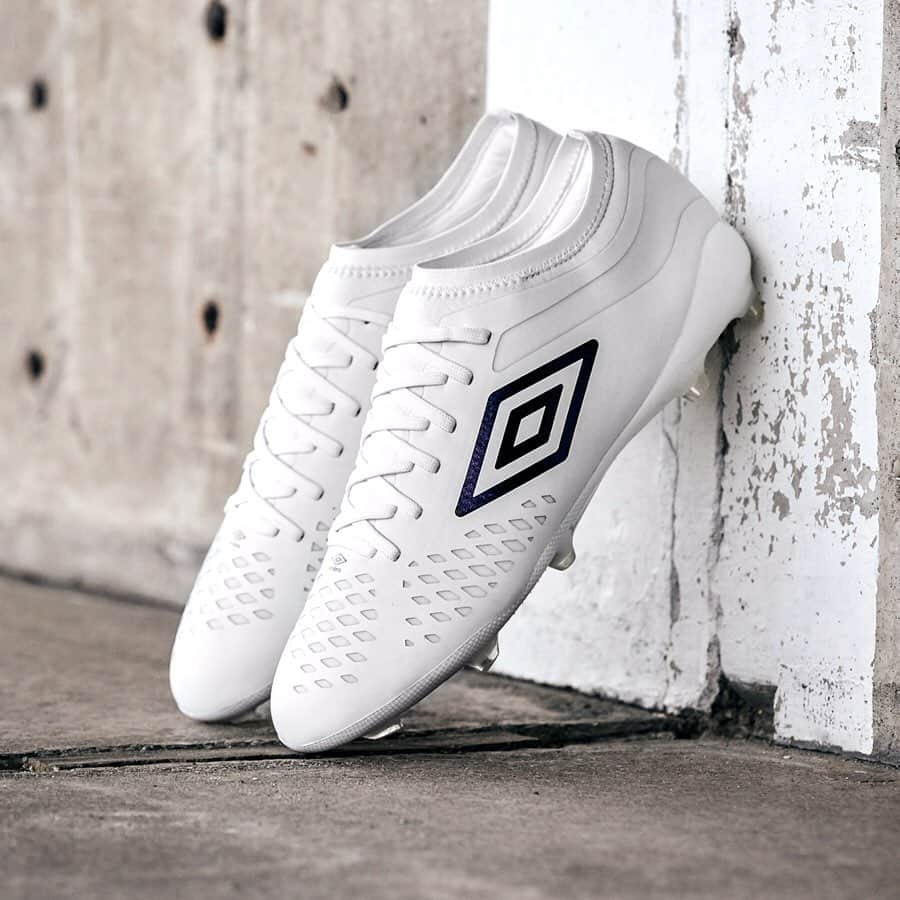 UMBROさんのインスタグラム写真 - (UMBROInstagram)「Our Game has a Bright Future ⚪️ Introducing the new White Pack featuring UX Accuro 3, Medusae 3 and Velocita 4. . On sale globally from 30/08/19 . . #umbro #umbrofootball #football #cleats #cleatstagram #chuteiras #soccerboots #uxaccuro3 #velocita4 #medusae3」8月29日 2時05分 - umbro
