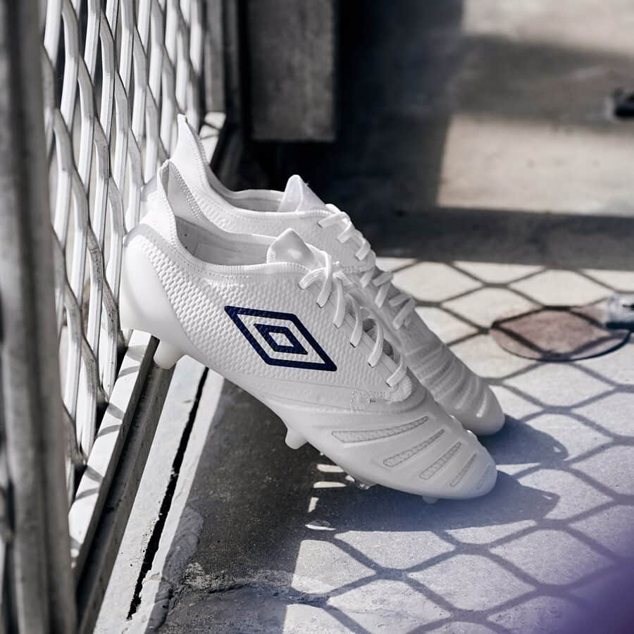 UMBROさんのインスタグラム写真 - (UMBROInstagram)「Our Game has a Bright Future ⚪️ Introducing the new White Pack featuring UX Accuro 3, Medusae 3 and Velocita 4. . On sale globally from 30/08/19 . . #umbro #umbrofootball #football #cleats #cleatstagram #chuteiras #soccerboots #uxaccuro3 #velocita4 #medusae3」8月29日 2時05分 - umbro