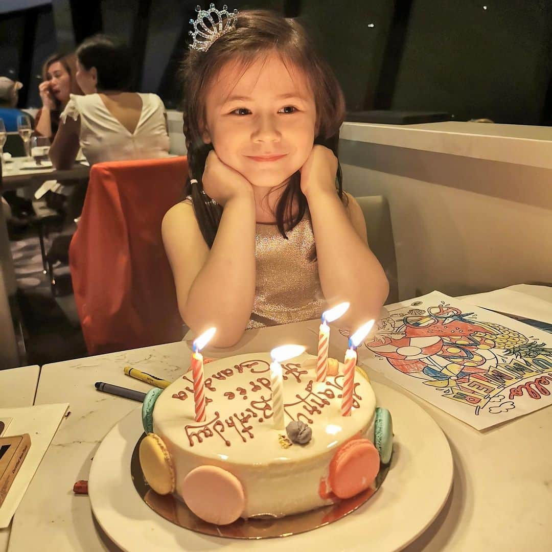 Elva Niさんのインスタグラム写真 - (Elva NiInstagram)「祝我們家小萱和老爸生日快樂🎂 爸爸身體健康 Audrée快樂成長 我們的開心果看來很有麻豆潛質 鬼臉和pose一流🤣  連我都沒準備好的時候她已經隨時ready😌 #happybirthdayaudrée #happybirthdaydad #829  #mysweetfamily  @jen815」8月29日 13時07分 - misselvani