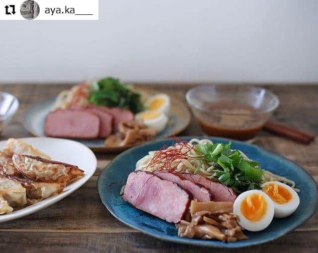 みまつ食品 餃子工房RON ひとくち餃子とキャベツサイダーさんのインスタグラム写真 - (みまつ食品 餃子工房RON ひとくち餃子とキャベツサイダーInstagram)「餃子工房RONのアンバサダーをしていただいている @aya.ka___ 様がご投稿してくださいました💌⁣ ⁣ 「にんにく生餃子」です💞 ⁣ ⁣ にんにくなんて餃子には普通に入っているじゃないの！とお思いの方の予想をはるかに上回る、にんにくをガツンと感じることができる一品です✨⁣ にんにくの甘味と辛みを味わえるにんにく好きにおススメの餃子です😍⁣ ⁣ メインとしても、サイドメニューとしてもオススメですよ。⁣ ⁣ @aya.ka___ 様、素敵なご投稿ありがとうございます🌷⁣ ⁣ #Repost #リポスト #ありがとうございます #前橋餃子 #ロン餃子 #餃子工房RON #みまつ食品 #餃子 #焼き餃子 #餃子好き #麺スタグラム #ホームパーティー料理 #私のおいしい写真 #餃子部 #餃子大好き #餃子にビール #餃子好きの人と繋がりたい #おつまみ #おうちごはん #ラーメン好きな人と繋がりたい #餃子屋 #デリスタグラム #料理好きと繋がりたい #副菜 #料理写真 #料理好きな人と繋がりたい #生餃子 #にんにく生餃子 #にんにく好き #晩ごはん ⁣ ━･･━･･━･･━･･━･･━･･━⁣ #Repost @aya.ka___⁣ ━･･━･･━･･━･･━･･━･･━⁣ .⁣ :⁣ #晩ごはん⁣ つけ麺⁣ にんにく生餃子 @mimatsu_gyouzakoubou_ron⁣ :⁣ 似たような写真ばかりすみません⁣ (選びきれなかった>< )⁣ お腹が空き過ぎて早く食べたいので⁣ 簡単に作れるものでちゃちゃっと。⁣ :⁣ 今回送っていただいた餃子はにんにく生餃子という事で、にんにくと言っても普通に餃子に入ってるでしょ?？と思いきや、びっくりするくらいにんにく感が強くてパンチが効いてる⁣ ホイル焼きにした時のようなホクホク感とにんにくの香りがたまりません(ビール飲みたい)⁣ にんにく好きな人には是非食べて欲しい！⁣ 先日ご紹介したしそ入り生餃子と合わせて夏季限定商品だそうなので、暑い時期のスタミナ回復に是非^^」8月29日 13時09分 - mimatsu_gyouzakoubou_ron