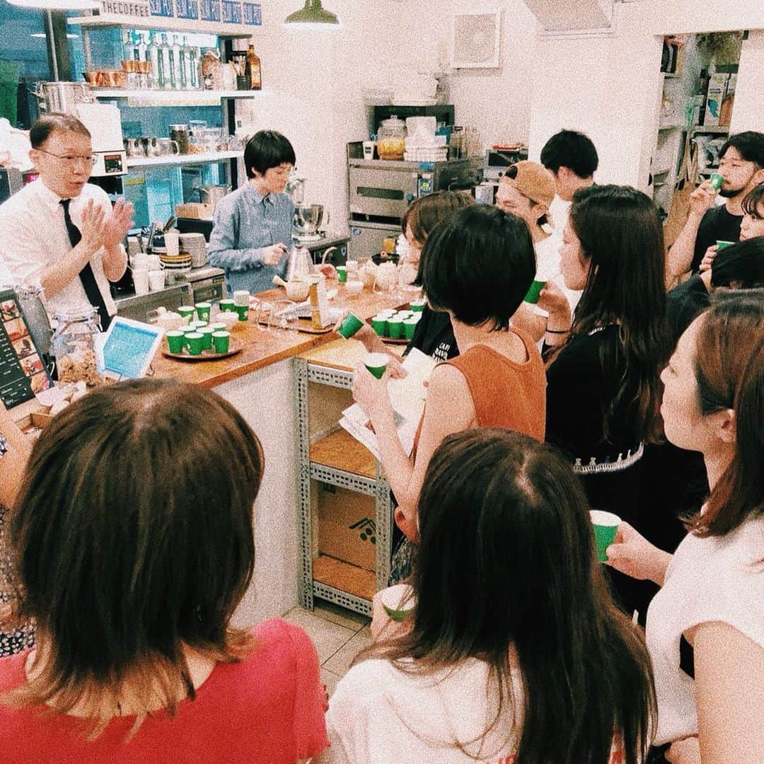 THE LOCAL ＊GoodCoffee運営店舗さんのインスタグラム写真 - (THE LOCAL ＊GoodCoffee運営店舗Instagram)「こんにちは！大槻です！ 昨日はご縁を頂いて日本茶の勉強会を開催しました。 . 今回講師として来ていただいたのは1717年創業、京都に本店を構える一保堂茶舗様です。 @ippodotea . 新たな発見が出来た事が新鮮で嬉しかったし、共通点も多く見方が変わりました。 . 東京の丸の内にも店舗がありますし、百貨店でも購入出来ますので是非飲んでみてください！！ . .  #thelocalcoffeestand #ippodotea #一保堂 #goodcoffee_tokyo #goodcoffeeme #goodcoffeeacademy #coffee  #ilovecoffee#needcoffee#coffeegram#instacoffee#coffeelife#baristadaily#coffeelover#tokyocoffee#tokyocafe#coffeestand#specialtycoffee#東京カフェ#カフェ巡り#フォトジェニック#カフェ#intelligentsiacoffee #hskwkf #andcoffeeroasters #embankmentcoffee #hazerucoffee #goodcoffeefarms #elmersgreen #珈琲焙煎所旅の音」8月29日 13時13分 - thelocaltokyo