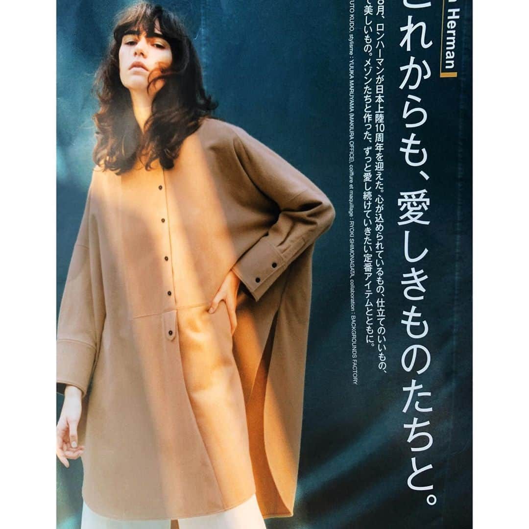 根岸由香里さんのインスタグラム写真 - (根岸由香里Instagram)「. @jilsander に別注をお願いするならデイリーに着られる特別なものがいい！そうお願いして、今回特別に作っていただいたのは、カシミアウール素材の素敵なドレスシャツ！ 媚びない美しさ、シンプルながらも女性らしさを忘れないシャツは、まさにJIL SANDERの真骨頂ともいえます。 ルーシー・ルークがデザイナーとなってからも、時代の流れや流行に左右されることなく、職人さんのクラフトマンシップを尊重し、革新的でミニマルなデザインを貫いたJIL SANDERの哲学が静かに脈々を受け継がれています。 本当に本当に素敵なシャツ。 JILらしさが存分に味わえる、世界中でRHの為だけに作られた特別な別注です。 . ¥236,000(+tax) 8/31(土)RH全店舗にて発売致します。」8月29日 13時14分 - yukarinegishi