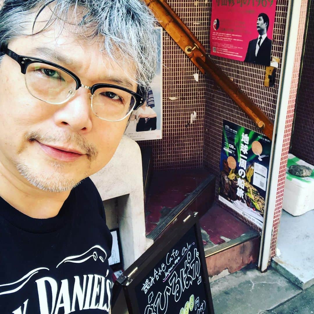 三上市朗のインスタグラム：「また暑くなりました！ 今日も読み合わせカフェ「ひるぱか」オープンしております！製本してなかった「◯◯◯◯◯」や「◯◯◯◯」を店内にて製本中ですがお気軽にどうぞ！ #読み合わせカフェ  #ひるぱか」