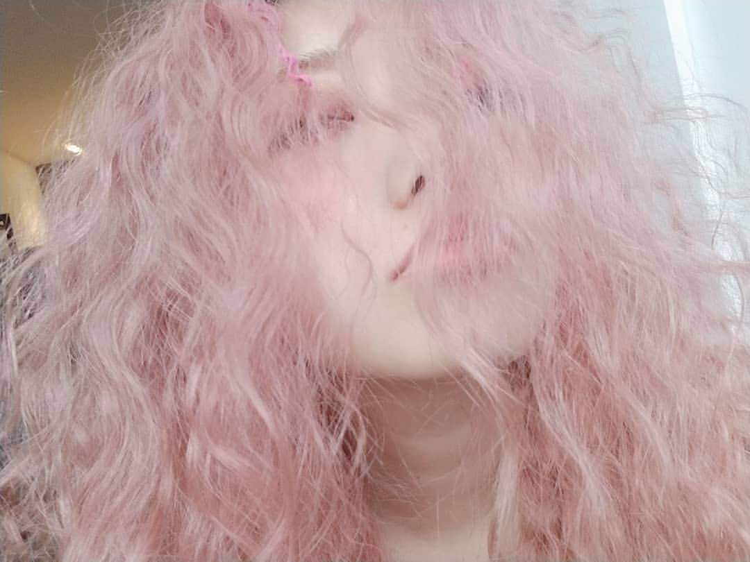 小林レイミさんのインスタグラム写真 - (小林レイミInstagram)「一時間かかったわ🧠⚡️⚡️⚡️took off braids 🤪🌈💕 #ピンク #ピンクヘア #ピンクワールド #ヘアスタイル #sweet #スウィートインスタ #pinkhair #curlyhairstyles #braidstyles #curlyhair #hairstyles #makeup #pinkworld #kawaiifashion #kawaii #kawaiimakeup #抜けたい毛も抜けれなかったみたいで心配なるくらい抜ける毛」8月29日 11時43分 - _reimi._____