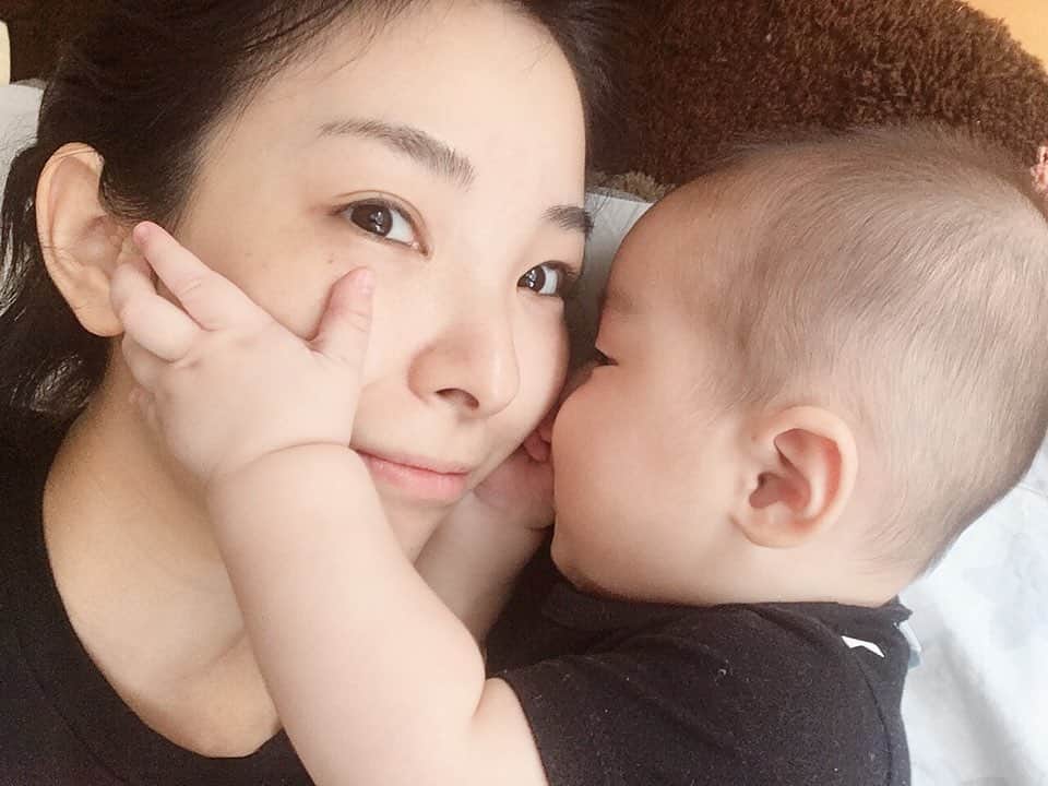 のインスタグラム：「Playing with my 💙 ・ 最近一緒に遊んでると口やら鼻やら顔中掴まれる😂 ・ 楽しそうでなによりですー。 ・ ・ #すっぴんかーちゃん #肌質変わった #今までの化粧品全部合わず #買い直し #泣ける #mybabyboy #boymom #nomakeup」