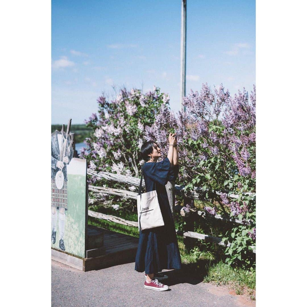 高山都さんのインスタグラム写真 - (高山都Instagram)「@fraumagazine でのアザーカット。 赤毛のアンの舞台になったプリンスエドワード島、ワタシたちが訪れた6月は島じゅうの草花が咲き始め、何をしていても、どこを切り取っても、本当に美しい風景でした。 特に女性は、乙女心何歳になってもくすぐられる場所だと思う。 カメラマンさんは @takehirogoto  アシスタントさんは @miyu.takaki  編集さんは @novkof  みんな仲良くて、2週間も滞在もチームワーク最高で毎日撮影していました。 実はスタイリングも自分でやりました。 場所に合わせて、考える作業は大変だったし、荷物の量も通常の旅の倍だったけど、すごく勉強になったし、ひとつハードル越えられた経験だったと思う。 カナダ号への沢山のコメントありがとうございます！！ ワタシも昨日、本屋さんに行ったら沢山積まれていて、嬉しかったなぁー。 #frau_canada2019」8月29日 11時45分 - miyare38