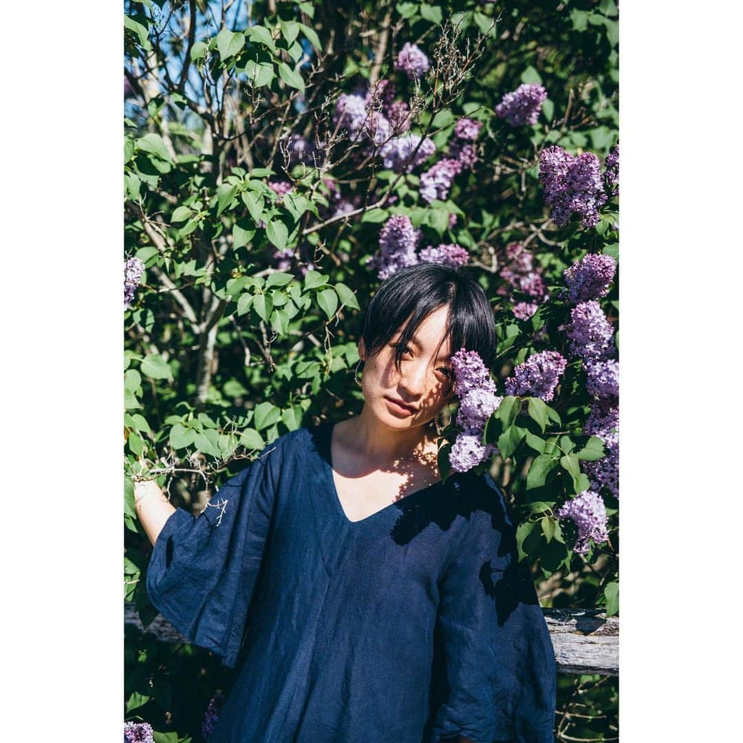 高山都さんのインスタグラム写真 - (高山都Instagram)「@fraumagazine でのアザーカット。 赤毛のアンの舞台になったプリンスエドワード島、ワタシたちが訪れた6月は島じゅうの草花が咲き始め、何をしていても、どこを切り取っても、本当に美しい風景でした。 特に女性は、乙女心何歳になってもくすぐられる場所だと思う。 カメラマンさんは @takehirogoto  アシスタントさんは @miyu.takaki  編集さんは @novkof  みんな仲良くて、2週間も滞在もチームワーク最高で毎日撮影していました。 実はスタイリングも自分でやりました。 場所に合わせて、考える作業は大変だったし、荷物の量も通常の旅の倍だったけど、すごく勉強になったし、ひとつハードル越えられた経験だったと思う。 カナダ号への沢山のコメントありがとうございます！！ ワタシも昨日、本屋さんに行ったら沢山積まれていて、嬉しかったなぁー。 #frau_canada2019」8月29日 11時45分 - miyare38