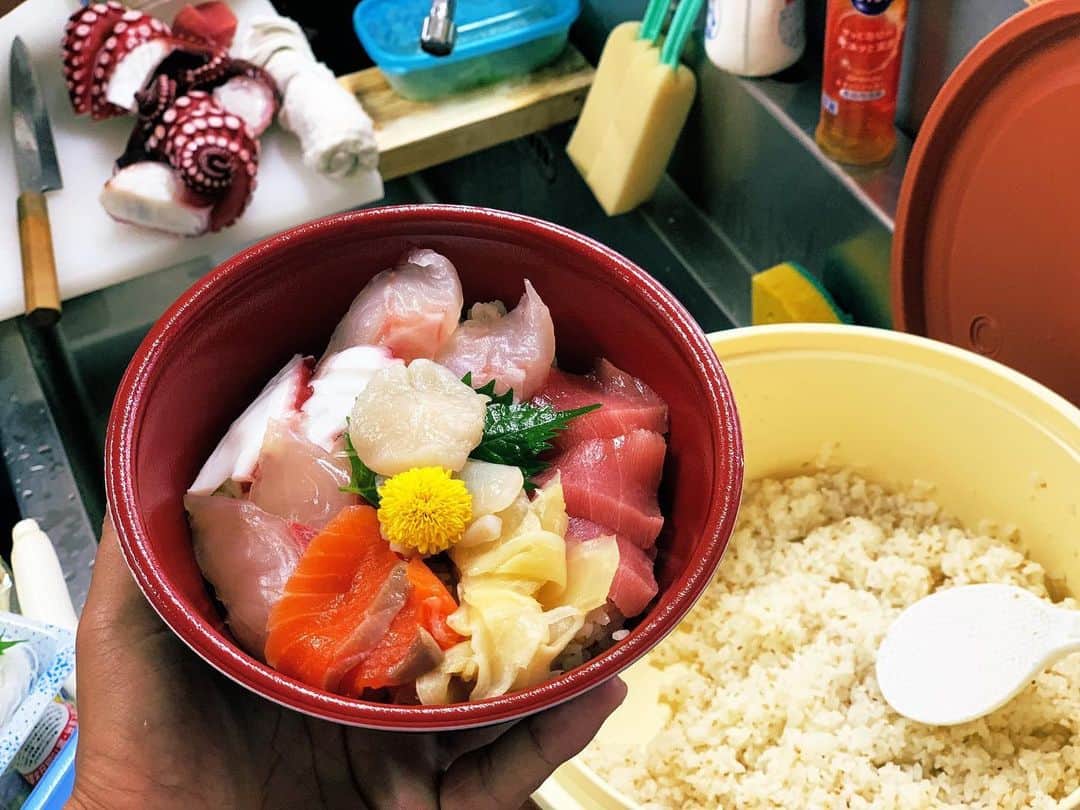 須藤元気さんのインスタグラム写真 - (須藤元気Instagram)「自分のお店で海鮮丼を作りました。販売用のプラスチック製の器を変えたいですがコスト、衛生面を考えると難しいです。何かいい方法がないですかねー。#元気な魚屋さん #ランチ」8月29日 11時55分 - sudogenki