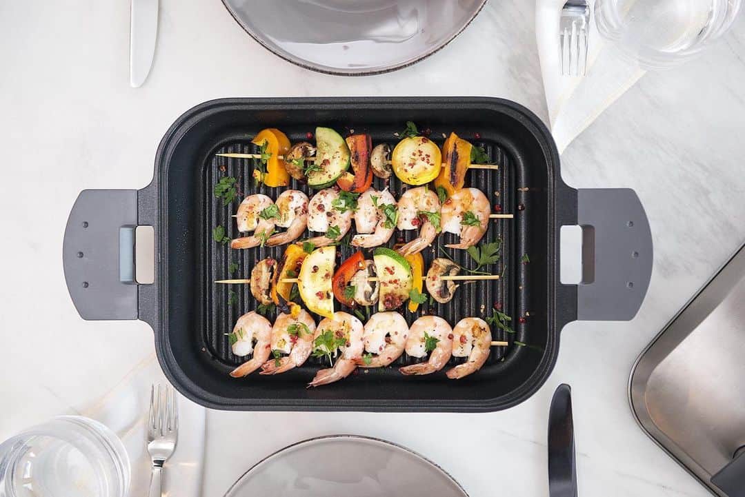 UchiCookのインスタグラム：「Perfectly grilled shrimp kabobs 🍤 Shrimp kabobs are an easy way to give great grilled flavor to your food plus it's easier to do with the UCHICOOK! These are very easy to make and make a great appetizer served with salad or a rice dish for a sizzling backyard BBQ!  Enhance your kitchen experience ・www.uchicook.com ♨」
