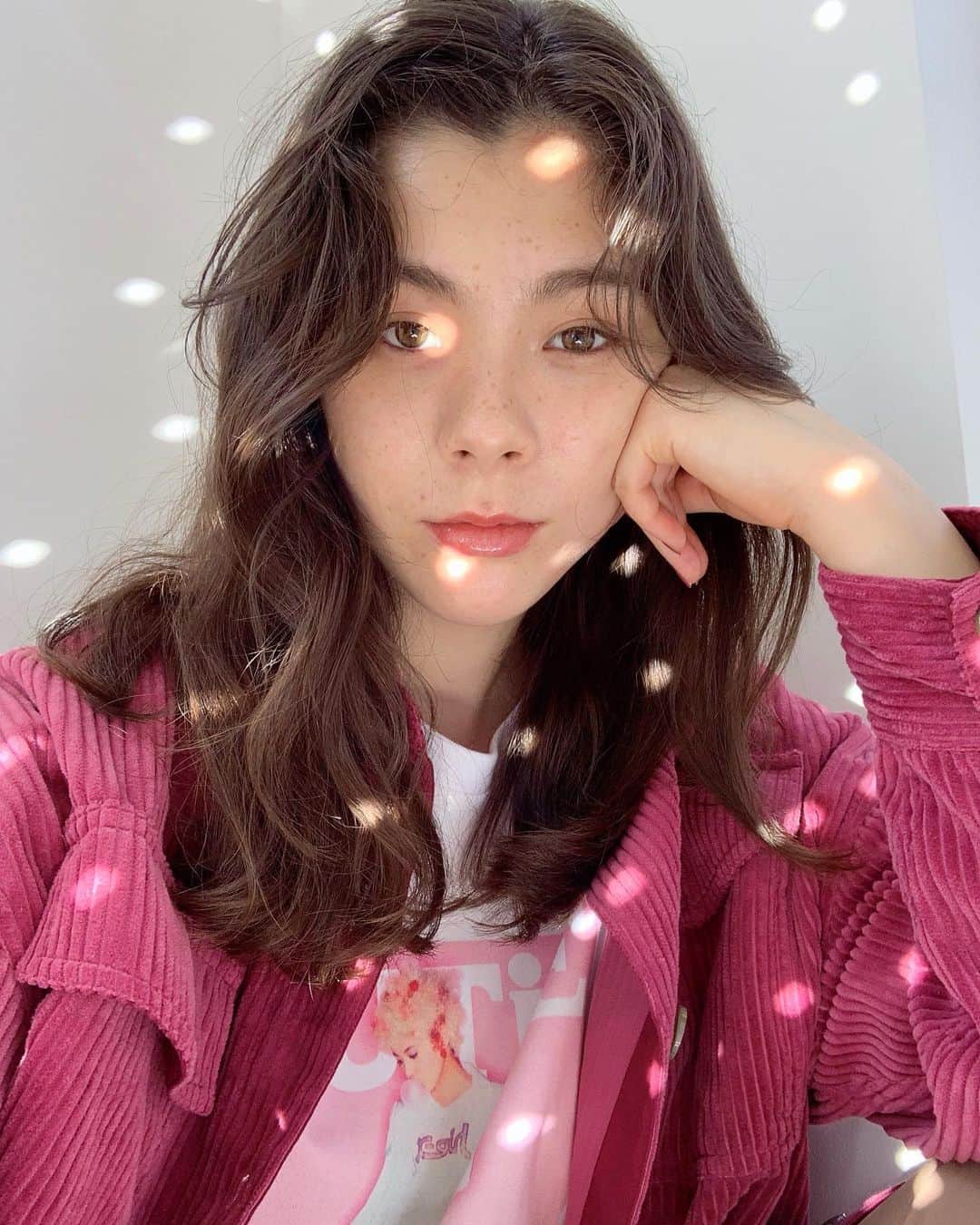 エモン・久瑠美のインスタグラム：「Miniの撮影でしたよ、 キラキラだよ、 ミラーボールで照らしてくれてるのは @kanbepouty さんだよ、🕺🏻」