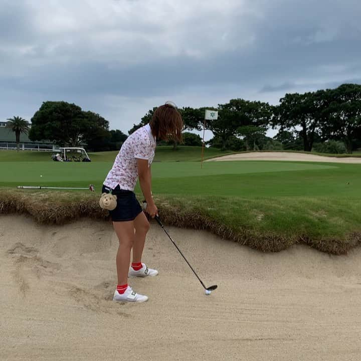 あやごるふのインスタグラム：「#バンカーショット 🏌️‍♀️ . 絶対出ないと思ったから ＋2打を保険に掛けさせてもらって練習ショット！ …と思ったら出た😂👏 . この日はコース練習だったので そのまま1打で出したことにしてくれました🥰 . . . #シャドウバン中  でもハッシュタグは付けるw #golfnetwork #golf #golfswing #golfwang #golfgti #golfgirls #instagolf #golfr #golfstagram #ゴルフ #ゴルフ女子 #ゴルフ場 #ゴルファー #ゴルフ好き #ゴルフ部 #ゴルフ動画 #ゴルフ練習 #ゴルフ用品 #ゴルフ初心者 #ゴルフウェア #ゴルフ仲間募集 #골프 #ゴルフばか #f4f #l4l #l4f #골프웨어」