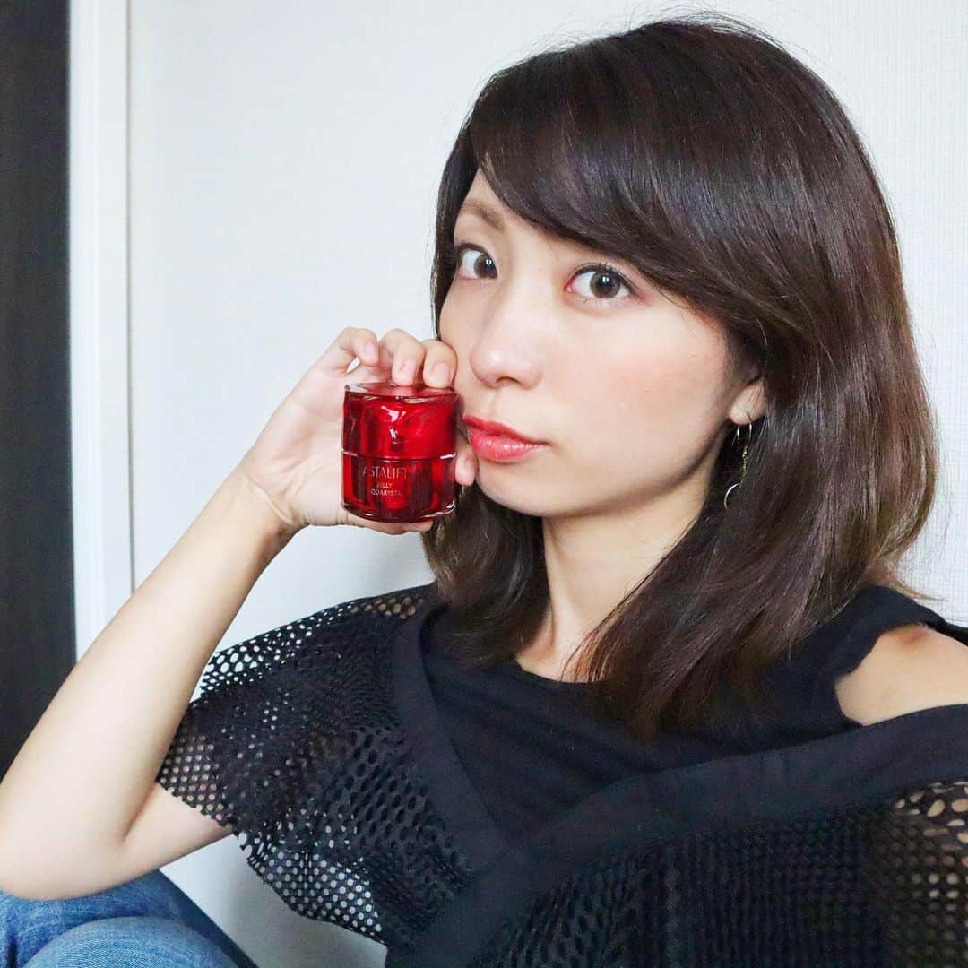 筧沙奈恵さんのインスタグラム写真 - (筧沙奈恵Instagram)「9月1日にリニューアルされる、アスタリフト @astalift_japan のジェリーアクアリスタを一足お先に試させていただいています✨ ・ 最近はやりのセラミドを配合している、先行美容液🌊 ・ 化粧水の前に赤い一粒のジェリーをつけるだけで、スキンケアの土台作りをすることができます😌しかも、富士フイルム独自の技術でお肌の奥までアプローチしてくれるそう！ ・ ジェリーアクアリスタはブランドを代表する人気No.1商品ということで期待大です！一か月使い続けてまたレポートします❤️ ・ #アスタリフト #アスタリフトジェリー #セラミド #先行美容液 #保湿ケア #PR #スキンケア #ママ美容 #美容 #skincare #美容好きな人と繋がりたい」8月29日 12時21分 - sanaekakei