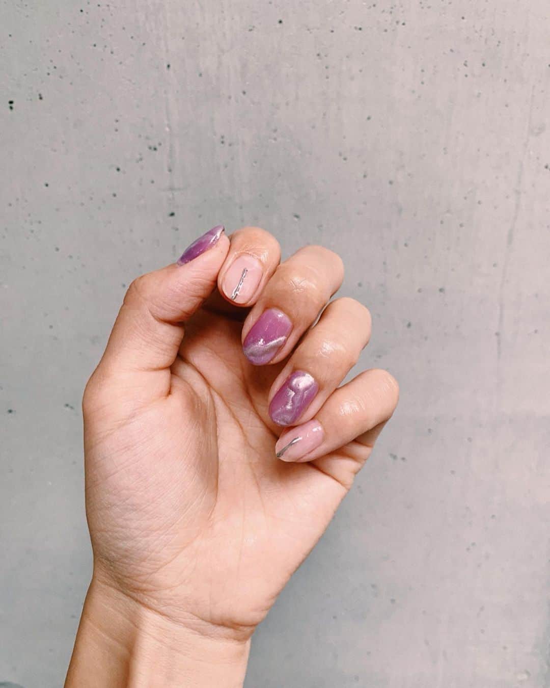 のインスタグラム：「わたしにはやはりネイルが必要だった…… 数週間前ふと思い立って、11年？12年？欠かすことなく毎月続けていたネイルを外してみた。習慣になっていることを変えてみるとどうなるのかしら、と思ったけどネイルは自分の日々を盛り上げるのにかなり重要ということを再確認しました😇😇 永遠に治らない右手の肌荒れは、食器洗いのスポンジを握るからでしょうか。ナチュラルな洗剤に変えると多少よくなるけれど治らないねぇ。手袋して洗い物するのもすきじゃなくて、どうしたものか🍥🍥」
