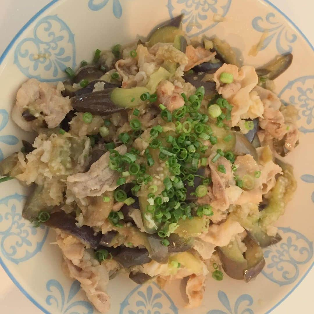 山根良顕さんのインスタグラム写真 - (山根良顕Instagram)「ナスと豚肉のみぞれ煮！作ってみた！ ポン酢味！ネギ散らすと美味しそうに見えるー こういうの一品作るだけでも大変なのよね〜（１日やったくらいじゃ大変さ分かってない） スーパー行って何にしようか考えて（何だったら食べてくれるかetc）食材探して下ごしらえして作ってとか、本当におうちでご飯用意してくれる人に感謝！ 子供の頃何にも感謝してなかったのが情けない… 今言おう！本当ありがとう！」8月29日 12時25分 - ungirls_yamane