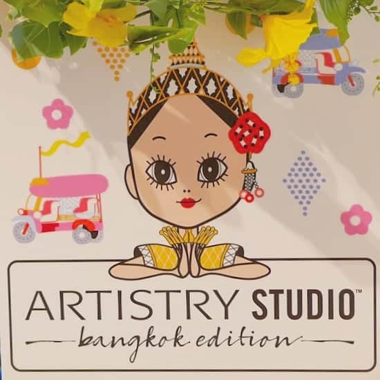 杉山由紀子のインスタグラム：「Coming soon💄✨ 9/3にとうとう発売♥️ * * 【Artistry studio】 * 🗽ニューヨーク🗽 ↓ 🇫🇷パリ🇫🇷 ↓ 今回は.... * 🇹🇭バンコク🇹🇭 * * 本社ではお試し開始してます♥️ * 発色キレイでほんとにかわいすぎるアイテムがたくさん♥️ * * #artistry #artistrystudio #passionista #アーティストリー #アーティストスタジオ #パッショニスタ #たのしみ #わくわく #make #beauty #girl #最新コスメ #new #comingsoon #9/3発売 #newyork #paris #bangkok」