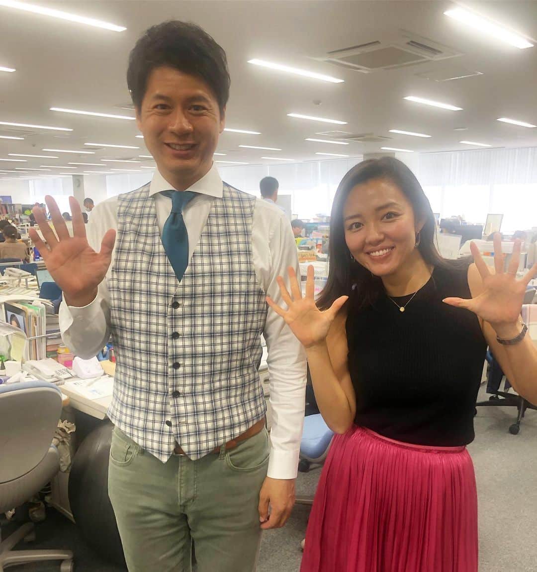 のインスタグラム：「ラジオの休憩時間にCBC社内をうろうろしていたら、大先輩、ゴゴスマ#石井亮次 アナウンサーを発見🥺❗️ 局アナ時代から、心から尊敬している先輩です。 満面のゴゴスマスマイル😂👋🏻 今日のゴゴスマ&東海地方の方はこのあと13時からのズバリ生放送、よろしくお願いします🥰 ほんでもって、21時からバラダンもよろしくお願いします🌹  #石井亮次 #アナウンサー  #大先輩  #変顔を期待してたのに #先輩まさかの満面笑顔 #ありがとうございます #ゴゴスマ #CBCテレビ このあと#CBCラジオ も、よろしくお願いします〜！」