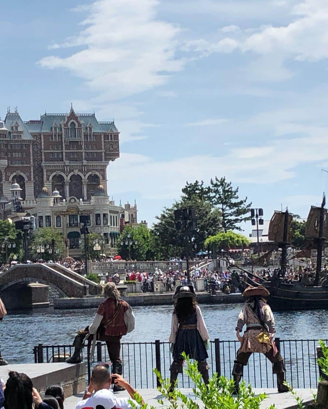 齋藤優紀さんのインスタグラム写真 - (齋藤優紀Instagram)「@tokyo_disneysea シーでお誕生日お祝いしてもらいましたー😃😃✨✨ 誕生日シー初めて😆😆🎉 パイレーツサマーで水かけられすぎて、誕生日シール剥がれたー😂😂😂 #ディズニーシー #disneysea  #パイレーツサマー #ミッキー #いい歳して #はしゃぐ大人 #誕生日だから #許して笑」8月29日 12時38分 - yuki_fit0828