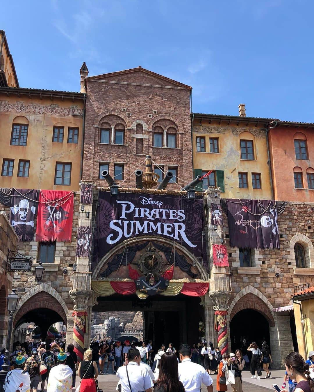 齋藤優紀さんのインスタグラム写真 - (齋藤優紀Instagram)「@tokyo_disneysea シーでお誕生日お祝いしてもらいましたー😃😃✨✨ 誕生日シー初めて😆😆🎉 パイレーツサマーで水かけられすぎて、誕生日シール剥がれたー😂😂😂 #ディズニーシー #disneysea  #パイレーツサマー #ミッキー #いい歳して #はしゃぐ大人 #誕生日だから #許して笑」8月29日 12時38分 - yuki_fit0828