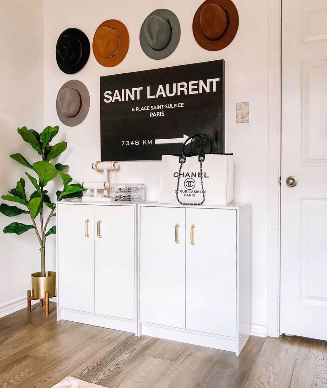 のインスタグラム：「Obsessed with @thedowntownaly’s style 😍 Checkout her page for decor inspo 😘 #olivergal」