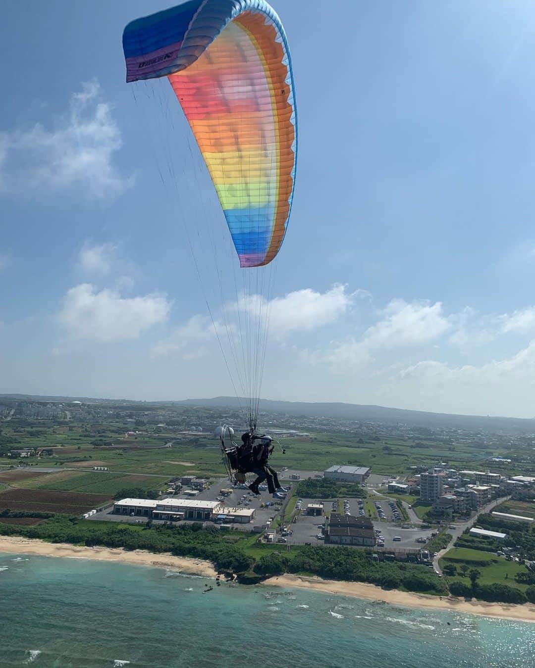 東野幸治さんのインスタグラム写真 - (東野幸治Instagram)「旅猿で沖縄に行った時。 モーターパラグライダーに持田さんが乗ってる写真です。1枚目の写真は前が持田さんです。2枚目の遠くの点が持田さんと思われます。 ご本人はえらくご機嫌でした。」8月29日 12時51分 - higashinodesu