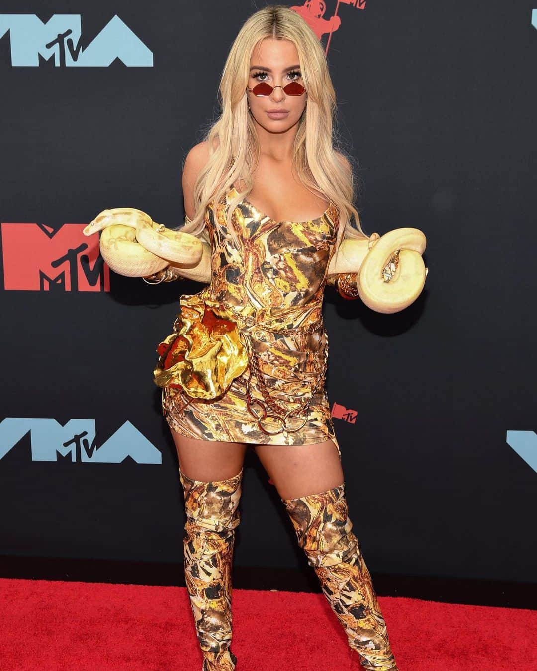 WWDジャパンさんのインスタグラム写真 - (WWDジャパンInstagram)「スナップ：2019年もド派手な衣装が目白押し！　「MTV VMA」からレッドカーペットフォトを一挙公開﻿ ﻿ 　8月26日20時（現地時間）からニュージャージー州ニューアークのプルデンシャル・センター（Prudential Center）で、「2019 MTVビデオ・ミュージック・アワード（2019 MTV Video Music Awards以下、VMA）」が開催された。VMAは米MTVによる一大ミュージックイベントで、多くのアーティストやセレブたちが奇抜なファッションで登場することで知られている。﻿ ﻿ 　今年の「ビデオ・オブ・ザ・イヤー賞（VIDEO OF THE YEAR AWARD）」に選ばれたのは、テイラー・スウィフト（Taylor Swift）の「You Need to Calm Down」だった。﻿ ﻿ 　レッドカーペットにシルバーのゴージャスな衣装で登場したリル・ナズ・Ｘ（Lil Nas X）がビリー・レイ・サイラス（Billy Ray Cyrus）をフィーチャリングした「Old Town Road (Remix)」には「ソング・オブ・ザ・イヤー賞（SONG OF THE YEAR AWARD）」が贈られた。シルバーの露出度高めな衣装で登場したビービー・レクサ（Bebe Rexha）は、ザ・チェインスモーカーズ（The Chainsmokers）とコラボした「Call You Mine」で「ベスト・ダンス賞（BEST DANCE AWARD）」を受賞。他にも、6lackとの楽曲で「ベストR&B賞（BEST R&B AWARD）」を受賞したノーマニ（Normani）の際どさ満点のセクシーなドレス姿など、彼らのレッドカーペットファッションに注目したい。﻿ ﻿ 「VMA」のレッドカーペットルック全カットはストーリーまたはプロフィールのリンクから🔗﻿ ﻿ PHOTOS : ANDREW H. WALKER / COURTESY IMAGE (c) FAIRCHILD PUBLISHING, LLC﻿ ﻿ #VMA #VMAs #VMAs2019 #vma2019 #MTVVideoMusicAwards #MTV #VideoMusicAwards #taylorswift #Taylornation #swifties #lover #LilNasX #BebeRexha #Normani #tanamongeau #shawnmendes #テイラースウィフト」8月29日 13時06分 - wwd_jp