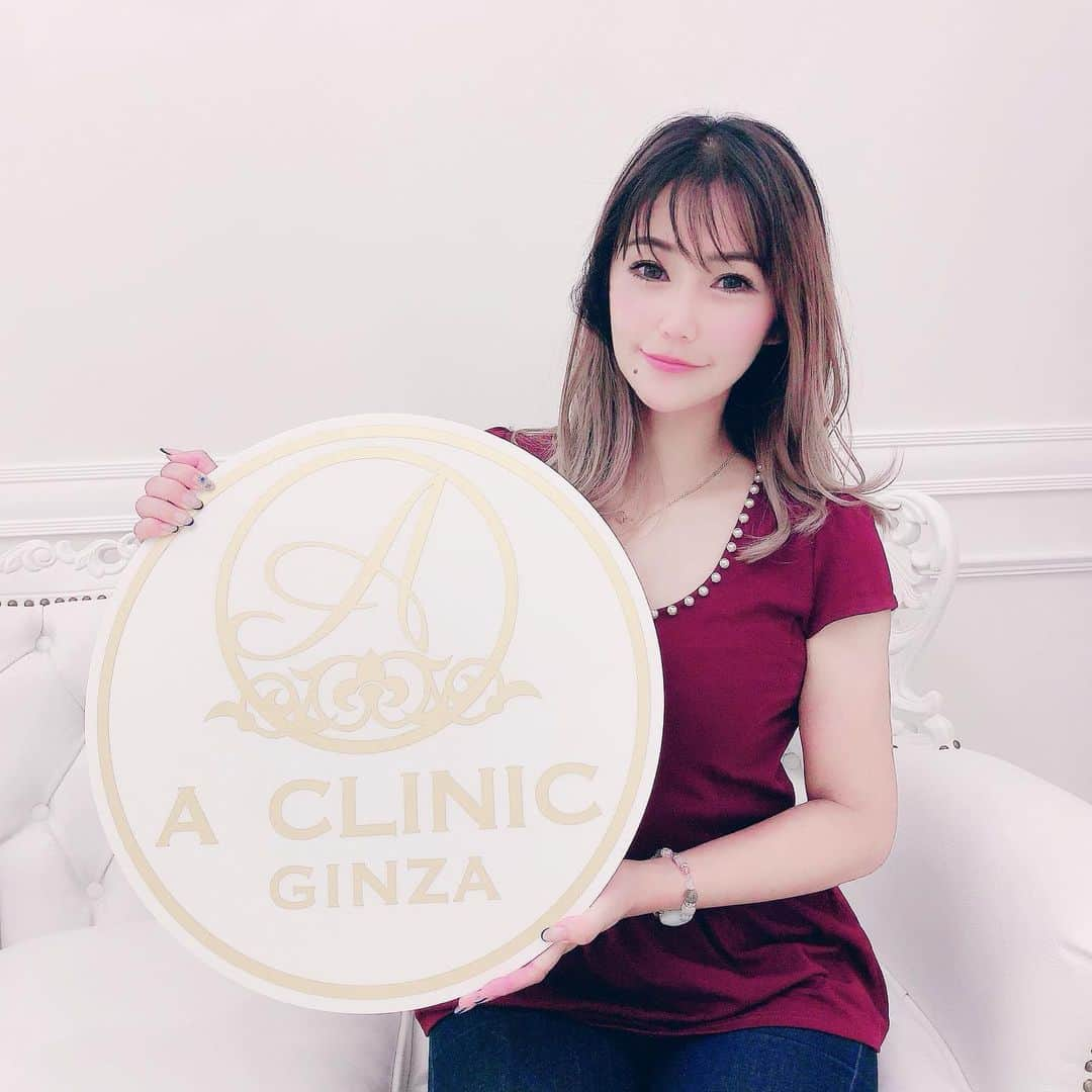 星読みプリンセス・エリ様さんのインスタグラム写真 - (星読みプリンセス・エリ様Instagram)「A CLINIC 銀座  @a_clinic_ginza  に﻿ A式鼻先シャープ術の術後の経過観察に行ってきたよ😊﻿ ﻿ 銀座院院長の佐藤玲史先生 @dr.sato_reiji がとても丁寧に施術をしてくれたから特に問題なくて安心♡﻿ ﻿ わたしは少し鼻先に赤みが出てるけど、まれに出る症状で痛みなどが無ければ特に気にしなくて大丈夫とのこと。﻿ 👨‍⚕️「数ヶ月経っても赤みが引かないようなら、繊維を取り除く事も、さらに小さくカットしたものを入れる事も出来ます。」と﻿ 佐藤先生はきちんと合わない場合の事も話してくれるので信頼できるよ✨✨﻿ ﻿ ﻿ A式鼻先シャープ術は、﻿ 鼻先に軟骨の代わりに溶ける繊維を入れる事で﻿ 鼻先をシャープに整える施術。﻿ 繊維は２年ほどかけて溶けて、組織が形成される為ヒアルロン酸よりも高い維持効果があるんだよ♡﻿ ﻿ 傷口も片方の鼻の穴の中で目立たないから、﻿ 周りにバレずに少しだけ鼻がシャープになれるのが嬉しい🥰﻿ ﻿ 鼻は顔の中心にある一番目立つパーツ。﻿ 1〜2mmの変化でも、鼻先の丸みが気になる人や少し高さを出したい人には自然に変われてオススメ♡﻿ ﻿ ﻿ ﻿ 興味がある人は「わたしの投稿見た！」でお得に受けられるプレゼント🎁があるからDMしてね💌﻿ ﻿ ﻿ #A式鼻先シャープ術 #aclinic ﻿ #aclinic銀座 #aクリニック ﻿ #エークリニック#鼻先 #鼻を高く﻿ #鼻を高くしたい #鼻先革命 ﻿ #美容外科 #美容皮膚科#整形﻿ #美容クリニック #佐藤玲史 ﻿ #美容整形#PR#美容マニア﻿ #美容好きさんと繋がりたい」8月29日 13時04分 - eri.princessmind