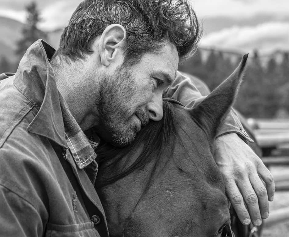 イアン・ボーエンのインスタグラム：「Why the long face...? * @yellowstone Season Finalé tonight. * No need to get upset. We’ll be back next year for season 3, and I’ll hold your horses until then.」