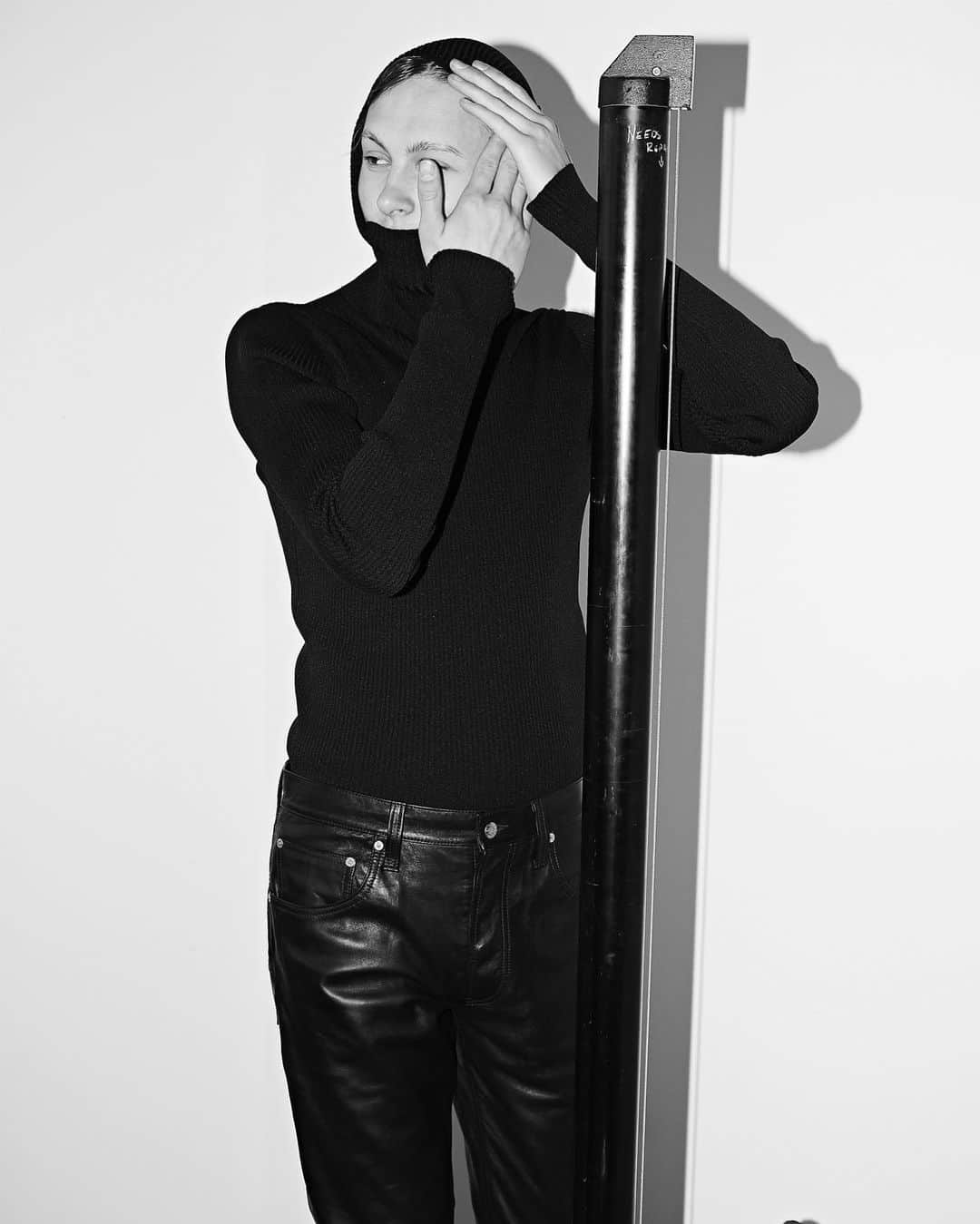 バーニーズ・ニューヨークのインスタグラム：「black + white in @balenciaga」