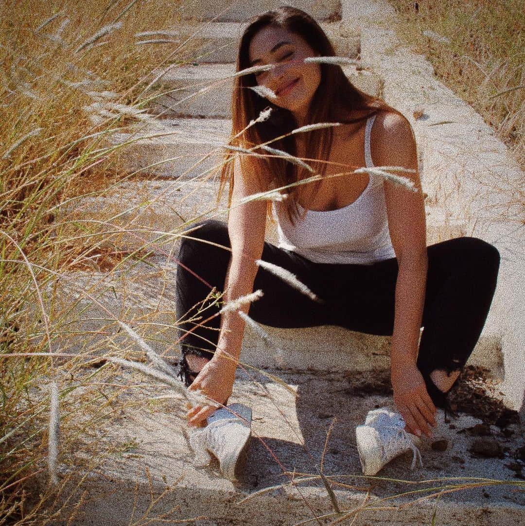 リンジー・モーガンのインスタグラム：「Just happy to be here ✨ . . . @melodyminagar」