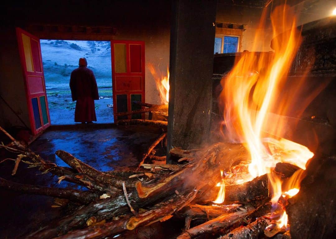 Michael Yamashitaさんのインスタグラム写真 - (Michael YamashitaInstagram)「Fire in the house - the cooking fires are lit at dawn in the kitchens of Shechen Monastery in anticipation of 300 hungry monks coming for morning prayers. A new edition of Shangrila: Along The Tea Horse Road to Lhasa, my book on all things Tibetan, will be out this fall. #shechenmonastery #kham #tibetan」8月29日 4時26分 - yamashitaphoto