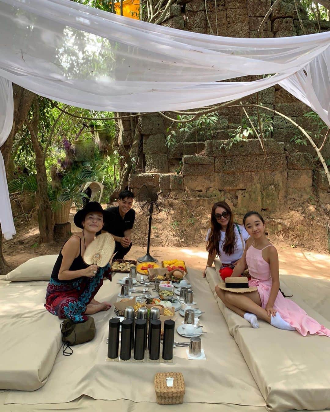 Laraさんのインスタグラム写真 - (LaraInstagram)「. . Picnic lunch and the ruins 😋The lovely elephant Ranbai came to say hello as well!  #cambodia . . 遺跡を見ながら ピクニックタイム。 ゾウのランバイも遊びに来てくれた。 🌿を食べるヤギ達もかわいかったよ🐐 . #larasummerholiday #カンボジア #シェムリアップ」8月29日 4時32分 - fa_la_lara