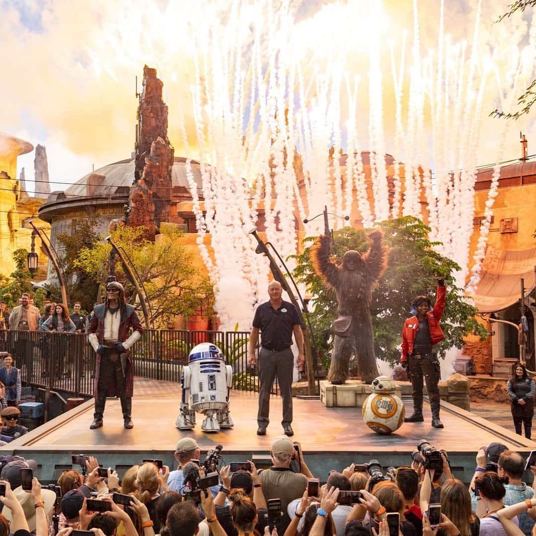 のインスタグラム：「With today’s dedication of #StarWars #GalaxysEdge, Disney’s Hollywood Studios takes its first step into a larger world. Live your Star Wars adventure on Batuu opening tomorrow, August 29th!」