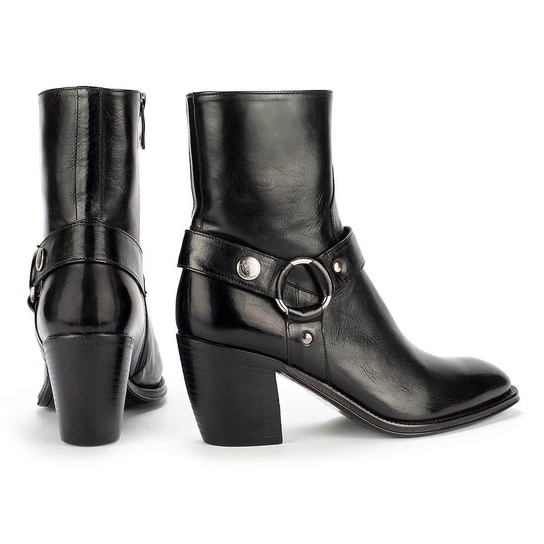 アルベルトファッシャーニさんのインスタグラム写真 - (アルベルトファッシャーニInstagram)「Introducing the new Fall Winter Collection 19-20 with Yara 54026 Diva Nero. Soon in our e-commerce #albertofasciani #fascianishoes #luxuryshoes #leathershoes #ankleboots #lowboots #black #blackshoes #handmade #madeinitaly #accessories」8月29日 4時41分 - albertofasciani_official