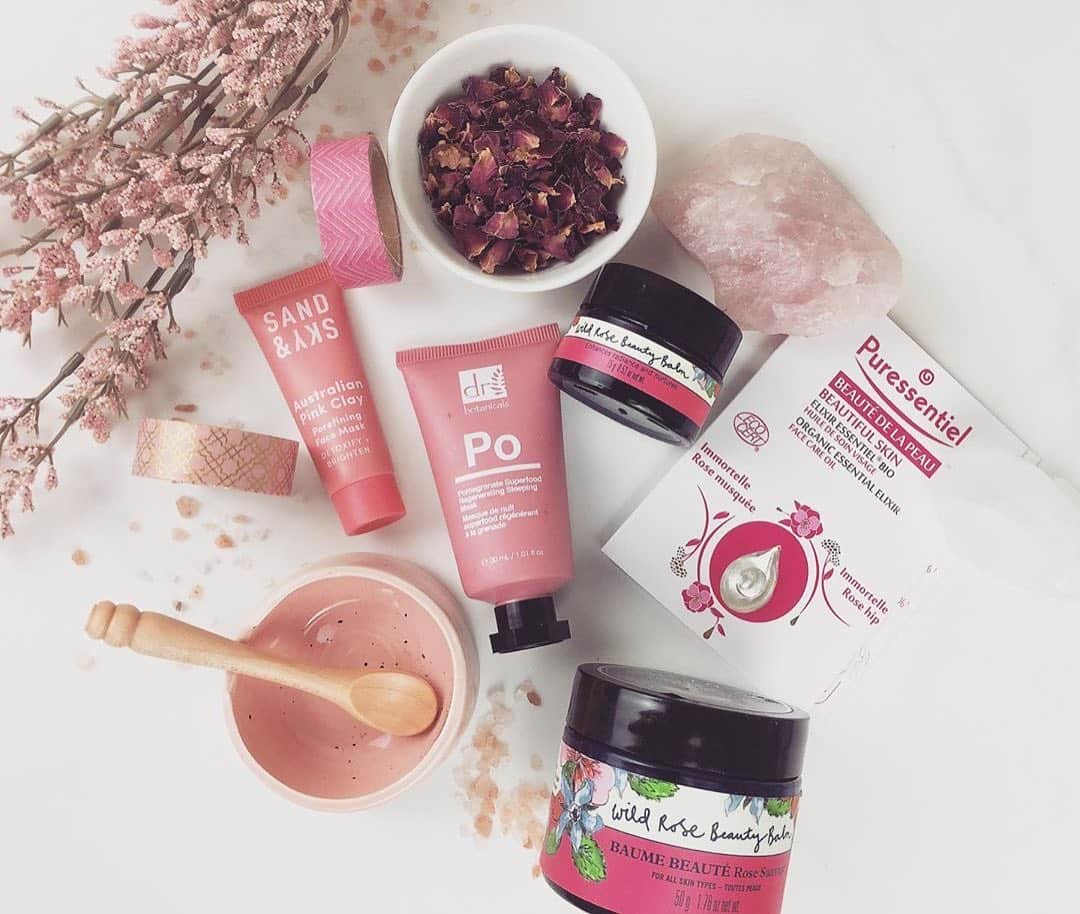 Neal's Yard Remediesさんのインスタグラム写真 - (Neal's Yard RemediesInstagram)「On Wednesday’s we wear pink 💖 and a Wild Rose Beauty Balm moisture mask, of course 🧖🏼‍♀️🧖🏾‍♀️🧖🏿‍♀️ [📸: @baskapothecary]」8月29日 4時40分 - nealsyardremedies