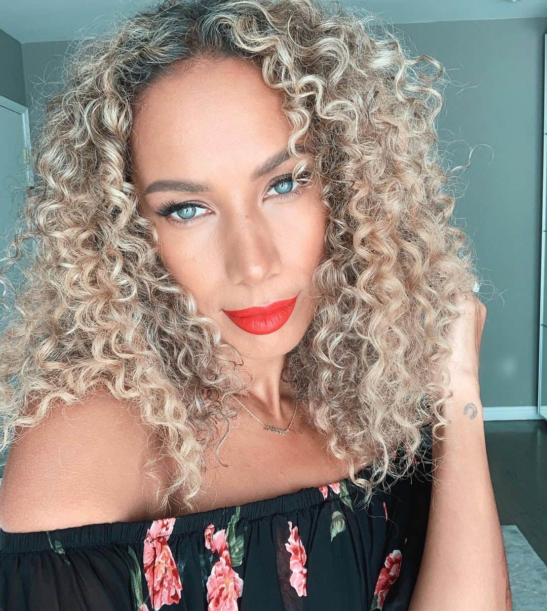 レオナ・ルイスのインスタグラム：「Maybe she’s born with it, maybe it’s @prestonwada & @adamburrell 💁🏽‍♀️ 💄 ✨」