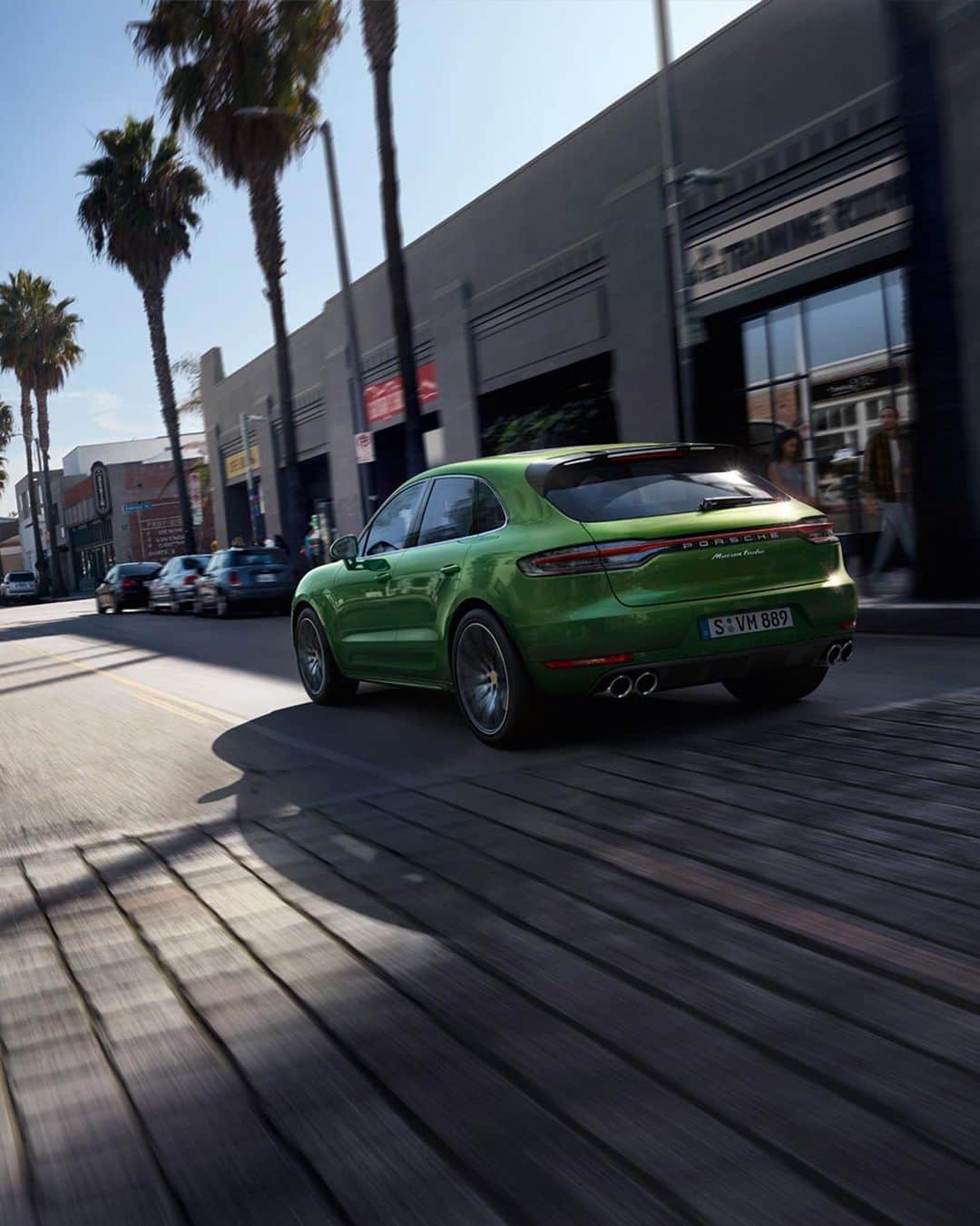 Porscheさんのインスタグラム写真 - (PorscheInstagram)「Stronger, faster, more agile: the new Macan Turbo boasts 40 PS more than its predecessor and sets itself apart thanks to unique exterior accents such as the Turbo-specific front apron and the fixed roof spoiler with its double-wing design. Take a closer look. #Porsche #MacanTurbo #Macan  __  Combined fuel consumption in accordance with EU 6: Macan Turbo: 9.8l/100 km; CO2 emissions 224 g/km」8月29日 4時59分 - porsche