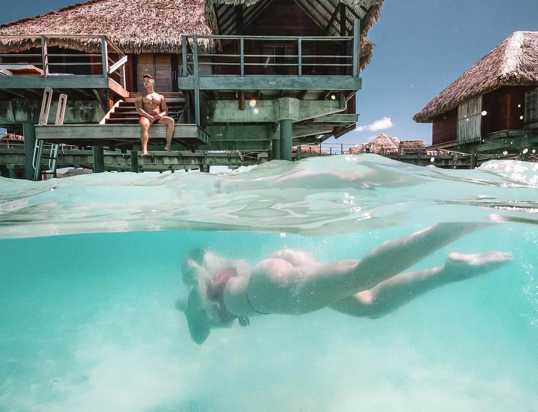 サラ・ハリスさんのインスタグラム写真 - (サラ・ハリスInstagram)「Just out here waiting for my mermaid tail 🧜‍♀️ Maybe if I hide under the water @fsborabora won’t know we’re meant to be checking out soon 🥰 (📸 @boraboraphotographer)」8月29日 5時14分 - iamsarahharris