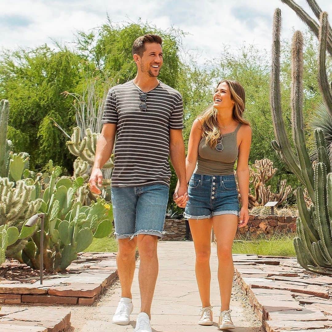 ジョジョ・フレッチャーのインスタグラム：「I think it’s fair to say how @jrodgers11 and I met and fell in love wasn’t the most “conventional” lol — It’s funny how life falls into place in a way that’s totally unexpected, but in the end wouldn’t change it for anything. #VenmoPartner Doing things a little outside the norm is a part of our story now, and so is @venmo as we lead up to our big day! I’ve used the app to split costs with my girls at bachelorette parties and we also love the idea of accepting cash gifts to use towards a charitable cause. When almost everyone you know is on Venmo, it’s honestly a game changer. Has anyone else used it during wedding prep or have any advice as we start the planning process!? 🙋‍♀️」