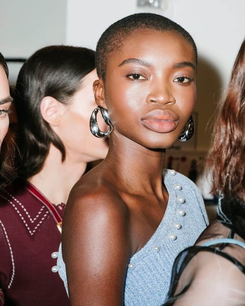 Fashion Weekのインスタグラム：「The ultimate smize. What’s #NYFW without one? The countdown to @NYFW September 2019 is ON. @staud.clothing shot by @donstahl」